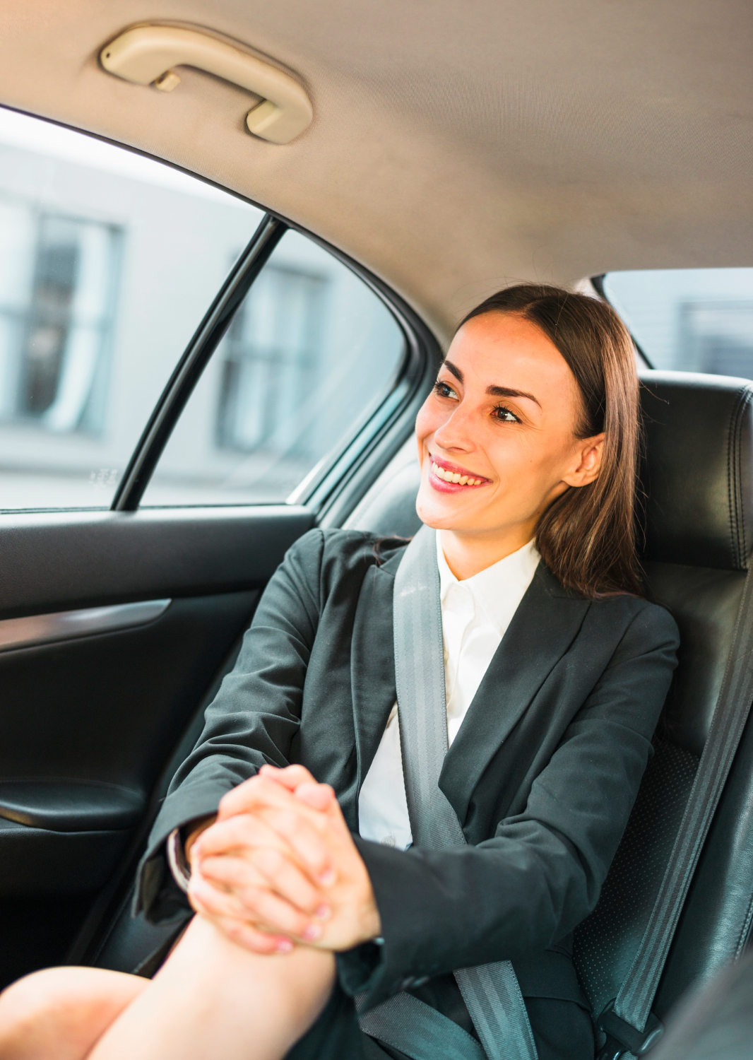 portrait-femme-souriante-assise-interieur-voiture